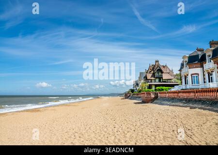 Bellissime case e ville sulla spiaggia di Houlgate, Normandia, Francia Foto Stock