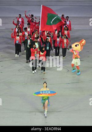 Sanya, la provincia cinese di Hainan. 22 aprile 2026. I membri della delegazione delle Maldive sfilano durante la cerimonia di apertura del vi Asian Beach Games a Sanya, nella provincia di Hainan, nel sud della Cina, il 22 aprile 2026. Crediti: Guo Cheng/Xinhua/Alamy Live News Foto Stock