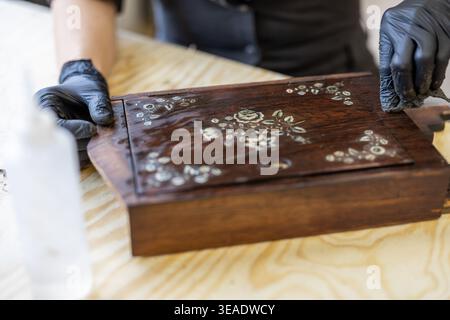 Restaurare la scatola in legno decorata con utensili manuali sul banco di lavoro Foto Stock