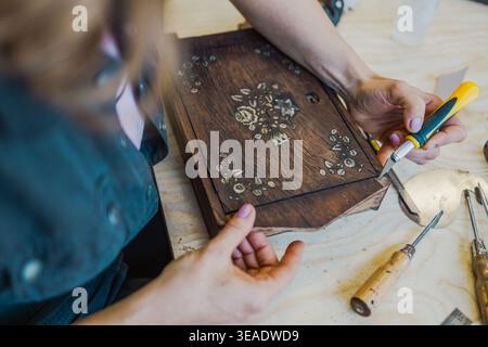 Restaurare la scatola in legno decorata con utensili manuali sul banco di lavoro Foto Stock