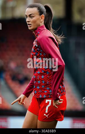 ZURIGO, SVIZZERA - 14 APRILE: Riola Xhemaili #7 della Svizzera si scalda prima della partita di qualificazione della Coppa del mondo femminile 2027 tra Svizzera e Turchia allo stadio Letzigrund il 14 aprile 2026 a Zurigo, Svizzera. (Foto di Patrik Magalhaes / Veluxefootball) Foto Stock