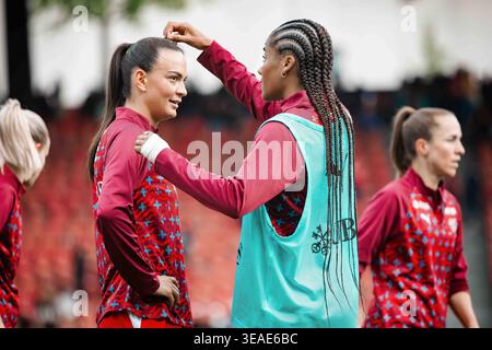 ZURIGO, SVIZZERA - 14 APRILE: Riola Xhemaili (#7) e Aurelie Csillag (#16) condividono un momento di allegria durante il riscaldamento precedente alla partita di qualificazione ai Mondiali di calcio femminile 2027 tra Svizzera e Turchia allo stadio Letzigrund il 14 aprile 2026 a Zurigo, Svizzera. (Foto di Patrik Magalhaes / Veluxefootball) Foto Stock