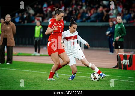 ZURIGO, SVIZZERA - 14 APRILE: Riola Xhemaili (#7) della Svizzera e Ilayda Civelek (#17) della Turchia in azione durante la partita di qualificazione della Coppa del mondo femminile 2027 tra Svizzera e Turchia allo stadio Letzigrund il 14 aprile 2026 a Zurigo, Svizzera. Foto Stock