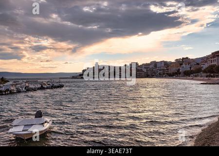 Porto con navi di Igrane al tramonto a fine estate, Croazia Foto Stock