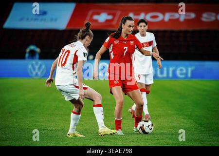 ZURIGO, SVIZZERA - 14 APRILE: La Svizzera Riola Xhemaili (#7) in azione contro la Turchia Ebru Topcu (#10) durante la partita di qualificazione della Coppa del mondo femminile 2027 tra Svizzera e Turchia allo stadio Letzigrund il 14 aprile 2026 a Zurigo, Svizzera. (Foto di Patrik Magalhaes / Veluxefootball) Foto Stock