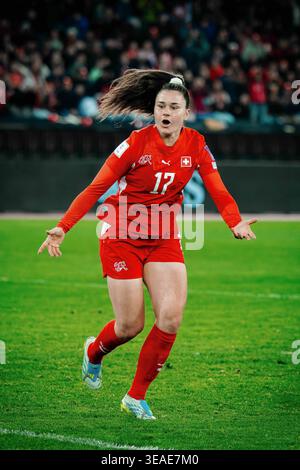 ZURIGO, SVIZZERA - 14 APRILE: Svenja Fölmli della Svizzera (#17) in azione durante la partita di qualificazione della Coppa del mondo femminile 2027 tra Svizzera e Turchia allo stadio Letzigrund il 14 aprile 2026 a Zurigo, Svizzera. (Foto di Patrik Magalhaes / Veluxefootball) Foto Stock