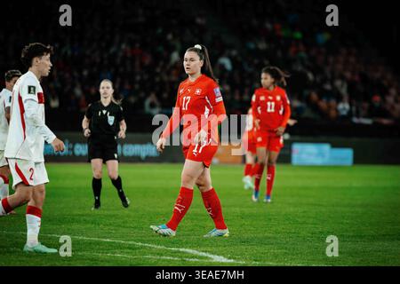 ZURIGO, SVIZZERA - 14 APRILE: Svenja Fölmli della Svizzera (#17) in azione durante la partita di qualificazione della Coppa del mondo femminile 2027 tra Svizzera e Turchia allo stadio Letzigrund il 14 aprile 2026 a Zurigo, Svizzera. (Foto di Patrik Magalhaes / Veluxefootball) Foto Stock