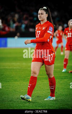 ZURIGO, SVIZZERA - 14 APRILE: Svenja Fölmli della Svizzera (#17) in azione durante la partita di qualificazione della Coppa del mondo femminile 2027 tra Svizzera e Turchia allo stadio Letzigrund il 14 aprile 2026 a Zurigo, Svizzera. (Foto di Patrik Magalhaes / Veluxefootball) Foto Stock