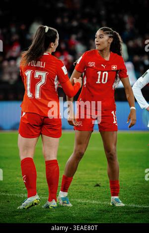 ZURIGO, SVIZZERA - 14 APRILE: Svenja Fölmli (#17) e Sydney Schertenleib (#10) della Svizzera in azione durante la partita di qualificazione ai Mondiali di calcio femminile 2027 tra Svizzera e Turchia allo stadio Letzigrund il 14 aprile 2026 a Zurigo, Svizzera. (Foto di Patrik Magalhaes / Veluxefootball) Foto Stock