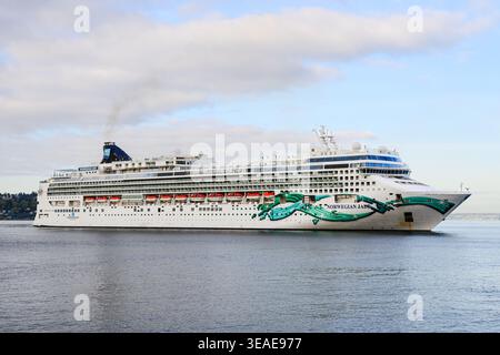 Seattle - 17 aprile 2026; la nave da crociera Norwegian Jade arriva a Seattle per la stagione delle crociere in Alaska Foto Stock