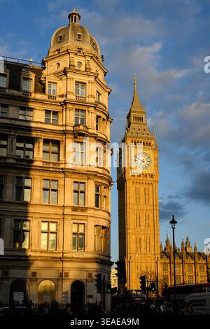 Londra, Regno Unito - 31 marzo 2026; Elizabeth Tower con Big Ben sorge al tramonto sotto il cielo giusto Foto Stock