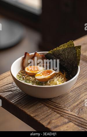 Tradizionale ciotola di ramen giapponese con uova e maiale Foto Stock