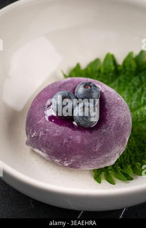 Dessert mochi alla lavanda con mirtilli freschi Foto Stock