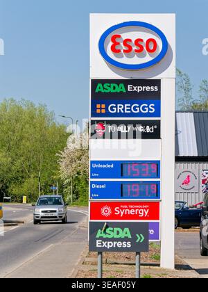 Segnaletica della stazione di servizio esso con diesel digitale e benzina che mostra costi elevati per litro a Faringdon, Oxfordshire, Inghilterra Foto Stock