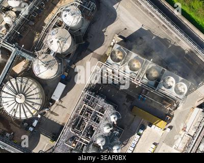 Vista aerea della fabbrica industriale di Sedamyl con grandi serbatoi di stoccaggio, ventole di raffreddamento e sistemi di tubazioni complessi a Selby, Inghilterra, Regno Unito Foto Stock