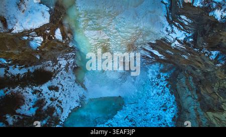 Aerial Frozen Waterfall e Rugged Canyon Walls in Winter Alberta Aerial Foto Stock