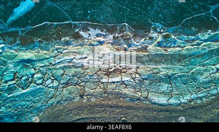 Aerial Frozen Lake Cracked Ice texture Top Down Winter Nature Foto Stock