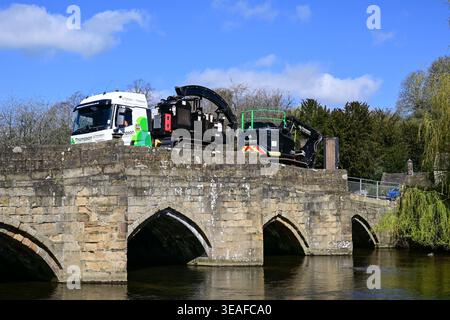 Ponte di Bakewell. Un vecchio ponte panoramico in pietra sul fiume Wye a Bakewell, Derbyshire, Inghilterra, Regno Unito Foto Stock