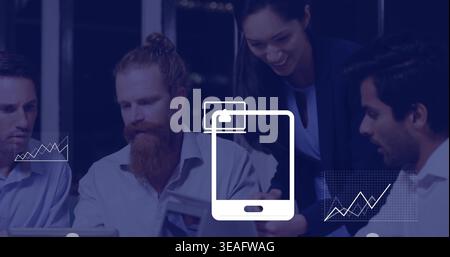 Revisione di quattro colleghi che si appoggiano al dispositivo al tavolo in abiti, icona tablet, sovrapposizioni di grafici a linee Foto Stock
