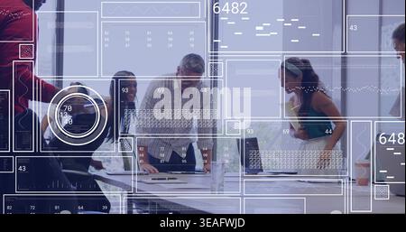 Revisione dei documenti, un team di quattro persone che indossano un casual aziendale appoggiandosi in una sala riunioni con computer portatili e HUD Foto Stock