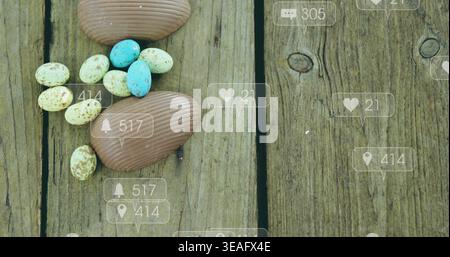 Esposizione di uova di cioccolato costolate e uova macchiate su una tavola intemprata con icone sociali, copia spazio Foto Stock