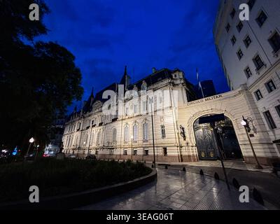 Ampia prospettiva del Palazzo Paz illuminata di notte che mostra la sua architettura accademica francese e l'ingresso al Circolo militare. Foto Stock