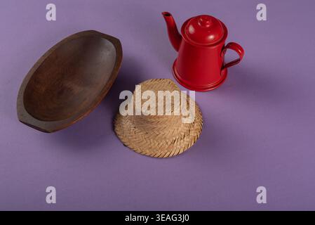 STILL Life presenta oggetti realizzati a mano con un'illuminazione brillante e uniforme e una tavolozza di colori neutri su uno sfondo senza interruzioni. Consistenze visibili in legno, vimini, Foto Stock