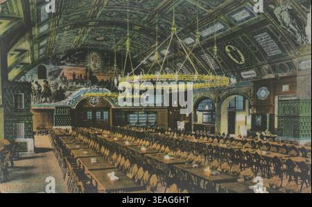 Cartolina storica raffigurante l'interno del Hofbräuhaus di Monaco, Germania. Tradizionale birreria bavarese con lunghi tavoli in legno, lampadari e Foto Stock