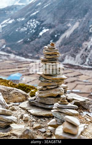 cairns rocciosi con vista su Dingboche, Himalaya, Nepal Foto Stock