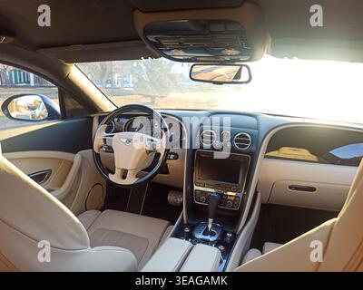 Vilnius, Lituania - 2022-03-25 - massimo del comfort e dei sogni automobilistici: Vista interna della cabina in pelle beige di lusso Bentley Continental Foto Stock