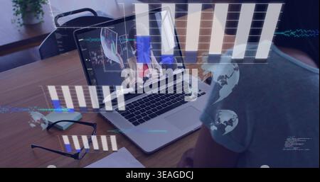 Guardare lo spettatore interagendo con un notebook aperto alla scrivania di casa, con la donna in blazer che mostra le carte Foto Stock