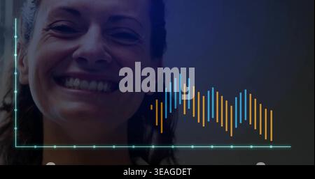 Donna sorridente di mezza età che mostra denti, linee di risata in studio, che mostra la forma d'onda dell'asse turchese Foto Stock