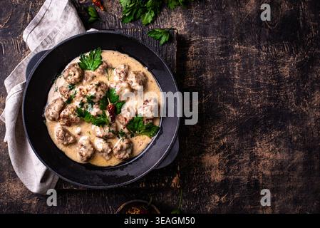 Polpette in salsa di panna acida in una padella Foto Stock