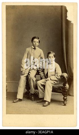 Anni '1800, '1860 2 ragazzi vittoriani, bambini, ragazzo, fratelli, bambino, bambini, famiglie di famiglia del 1860, di Cobb di Ipswich, Regno Unito, circa 1865 Foto Stock
