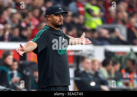 Vincent Kompany, der Trainer (Bayern Muenchen) beim DFB Pokal Halbfinale Spiel - Bayer Leverkusen vs. FC Bayern Muenchen (Ergebnis 0:2) am 22.4.2026 in der BayArena a Leverkusen Vincent Kompany, allenatore (Bayern Monaco) durante la semifinale di DFB Cup - Bayer Leverkusen vs FC Bayern Monaco (punteggio finale 0-2 aprile 2026) Foto Stock