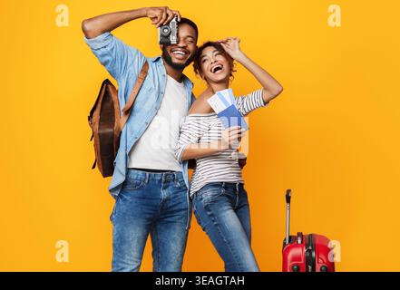 Coppia felice che scatta foto mentre si prepara per un'avventura di viaggio Foto Stock