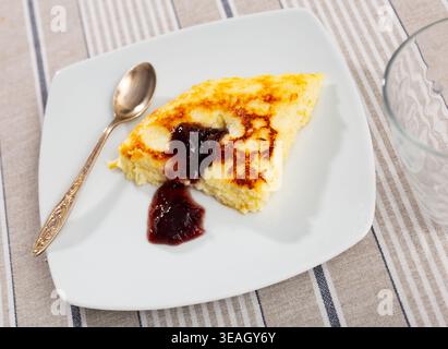 Deliziosa casseruola di formaggio fresco con primo piano di marmellata di ciliegie o lamponi Foto Stock