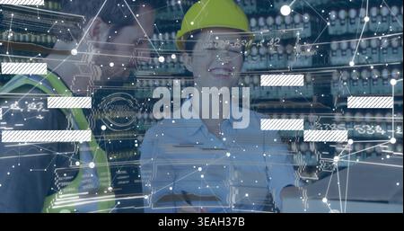Ispezione di un ingegnere tablet donna che indossa un elmetto giallo in una struttura industriale, con sovrapposizioni HUD Foto Stock