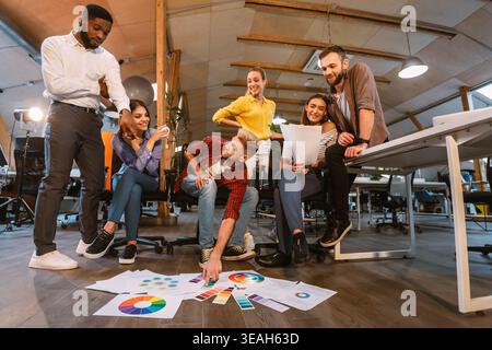 Professional designer che lavorano sul progetto in ufficio Foto Stock