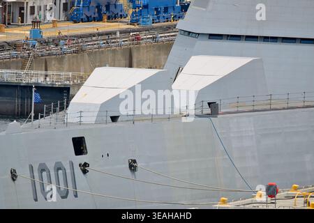 Torretta da 155 mm Mark 51 Advanced Gun System (AGS) della Marina degli Stati Uniti sulla USS Michael Monsoor (DDG-1001), Yokosuka, Giappone, 27 luglio 2025. Foto Stock