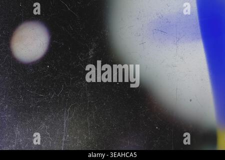 Texture astratta con luce riflessa circolare e forte sfumatura blu dei bordi Foto Stock