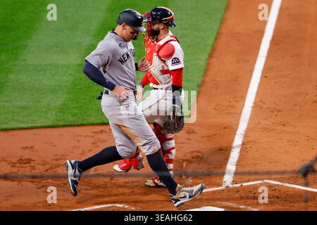 Boston, Stati Uniti. 22 aprile 2026. Aaron Judge dei New York Yankees, a sinistra, attraversa il piatto di casa come Connor Wong, il ricevitore dei Boston Red Sox, a destra, guarda durante il terzo inning al Fenway Park di Boston, Massachusetts, mercoledì 22 aprile 2026. Foto di CJ Gunther/UPI credito: UPI/Alamy Live News Foto Stock