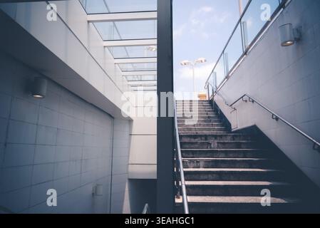 Scala di uscita vuota in cemento nella stazione della metropolitana. Tono vintage. Foto Stock