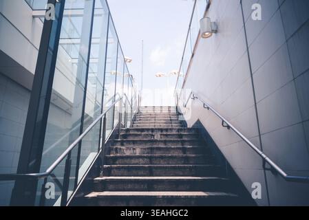 Scala di uscita vuota in cemento nella stazione della metropolitana. Tono vintage. Foto Stock
