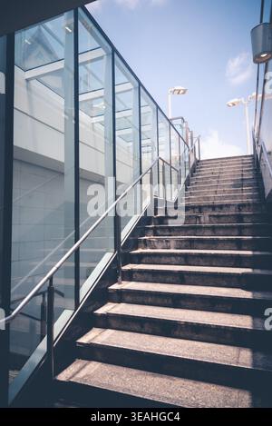 Scala di uscita vuota in cemento nella stazione della metropolitana. Tono vintage. Foto Stock