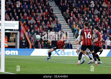 Bournemouth, Dorset, Regno Unito. 22 aprile 2026. Premier League Football, AFC Bournemouth contro il Leeds United; Evanilson del Bournemouth tira al gol Credit: Action Plus Sports/Alamy Live News Foto Stock