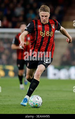 Bournemouth, Dorset, Regno Unito. 22 aprile 2026. Premier League Football, AFC Bournemouth contro Leeds United; Adrien Truffert di Bournemouth sul pallone crediti: Action Plus Sports/Alamy Live News Foto Stock
