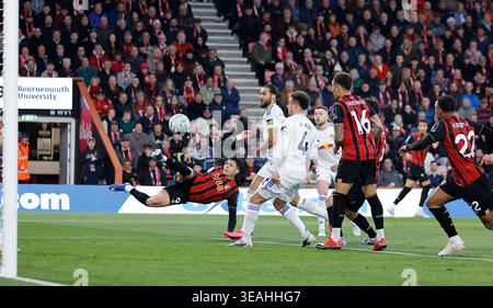 Bournemouth, Dorset, Regno Unito. 22 aprile 2026. Premier League Football, AFC Bournemouth contro il Leeds United; Evanilson del Bournemouth tira al gol Credit: Action Plus Sports/Alamy Live News Foto Stock