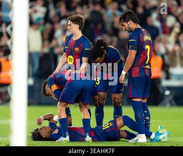 Barcellona, Spagna. 22 aprile 2026. Lamine Yamal (in fondo) del FC Barcelona si infortuna durante la partita di calcio della Liga tra FC Barcelona e RC Celta a Spotify Camp Nou, Barcellona, Spagna, il 22 aprile 2026. Crediti: Joan Gosa/Xinhua/Alamy Live News Foto Stock