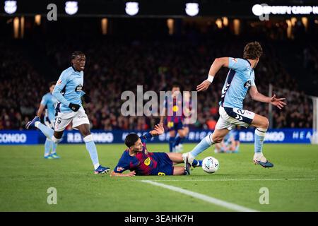 Barcellona, Spagna. 22 aprile 2026. Roony Bardghji (C) del FC Barcelona cade durante la partita di calcio della Liga tra FC Barcelona e RC Celta a Spotify Camp Nou, Barcellona, Spagna, il 22 aprile 2026. Crediti: Joan Gosa/Xinhua/Alamy Live News Foto Stock